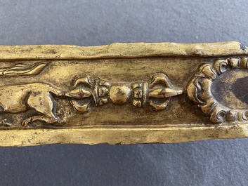 Een verguld koperen altaarfragment, Tibet, 17e eeuw