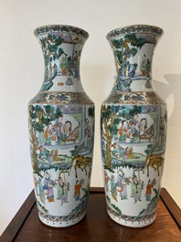 Een paar Chinese Canton famille verte vazen met een tuinsc&egrave;ne, 19e eeuw