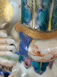 Een paar grote Chinese famille rose kandelaars in de vorm van hofdames, Qianlong