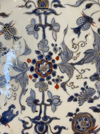 Een Chinese blauw-witte schotel met vergulde en ijzerrode accenten, Yongzheng