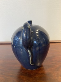 Een Chinese monochrome blauwe theepot met een rat als handvat, Transitie periode