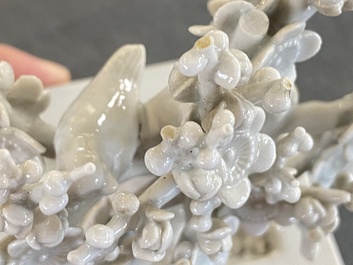 Een paar Chinese Dehua blanc de Chine boompjes met vogels, Kangxi