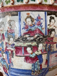 Een Chinese famille rose tuinzit, 19e eeuw