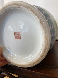 Een paar Chinese famille rose rouleau vazen, Qianlong merk, Republiek