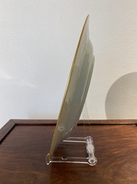 Een Chinese blauw-witte schotel met vergulde en ijzerrode accenten, Yongzheng