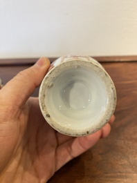 Une bo&icirc;te &agrave; th&eacute; couverte en porcelaine de Chine famille rose &agrave; sujet mandarin et une verseuse a d&eacute;cor du 'Jugement de Paris', Qianlong
