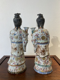 Een paar grote Chinese famille rose kandelaars in de vorm van hofdames, Qianlong