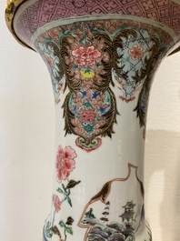 Paire de vases en porcelaine de Chine famille rose mont&eacute;s en lampes en bronze dor&eacute;, Yongzheng