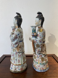 Een paar grote Chinese famille rose kandelaars in de vorm van hofdames, Qianlong