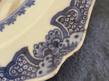Een Chinees famille rose 'Fort Folly' bord en een paar Samson dekselpotten in famille verte-stijl, Qianlong en 19e eeuw