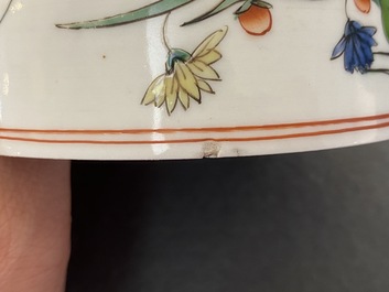 Een Chinees famille rose 'Fort Folly' bord en een paar Samson dekselpotten in famille verte-stijl, Qianlong en 19e eeuw