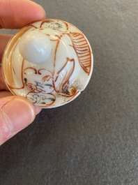Une bo&icirc;te &agrave; th&eacute; couverte en porcelaine de Chine famille rose &agrave; sujet mandarin et une verseuse a d&eacute;cor du 'Jugement de Paris', Qianlong