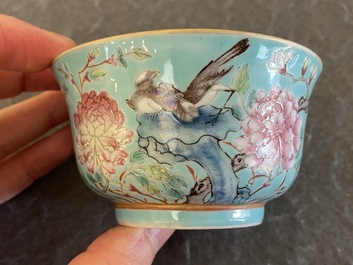 Een Chinees famille rose bord en bijhorende kom met turquoise fondkleur, Guangxu merk en periode