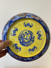 Een Chinees bord met fijn floraal decor in Canton email, Yongzheng