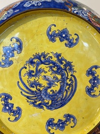 Een Chinees bord met fijn floraal decor in Canton email, Yongzheng