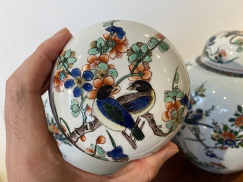 Een Chinees famille rose 'Fort Folly' bord en een paar Samson dekselpotten in famille verte-stijl, Qianlong en 19e eeuw