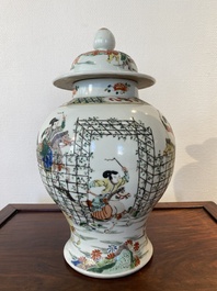 Een Chinese famille verte dekselvaas, 19e eeuw