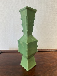 Een zeldzame Chinese ruitvormige monochrome groene vaas, Republiek
