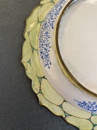 Een Chinees bord in Canton email met erotisch decor, Yongzheng/Qianlong