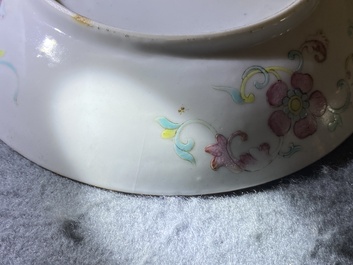 Een Chinees famille rose bord en bijhorende kom met turquoise fondkleur, Guangxu merk en periode