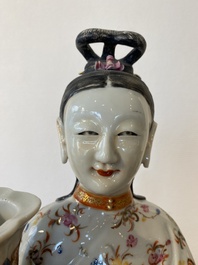 Een paar grote Chinese famille rose kandelaars in de vorm van hofdames, Qianlong