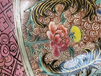Paire de vases en porcelaine de Chine famille rose mont&eacute;s en lampes en bronze dor&eacute;, Yongzheng