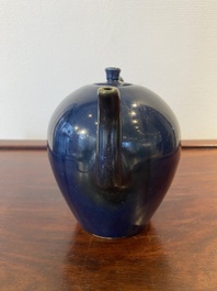 Een Chinese monochrome blauwe theepot met een rat als handvat, Transitie periode