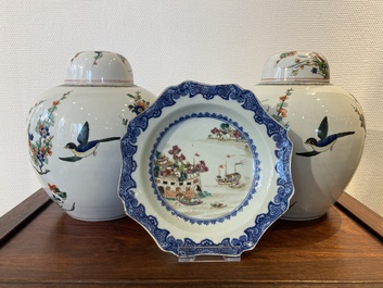 Een Chinees famille rose 'Fort Folly' bord en een paar Samson dekselpotten in famille verte-stijl, Qianlong en 19e eeuw