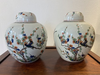 Een Chinees famille rose 'Fort Folly' bord en een paar Samson dekselpotten in famille verte-stijl, Qianlong en 19e eeuw