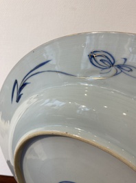 Een Chinese blauw-witte schotel met vergulde en ijzerrode accenten, Yongzheng
