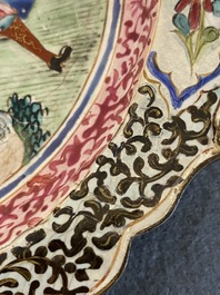 Een Chinees bord in Canton email met erotisch decor, Yongzheng/Qianlong