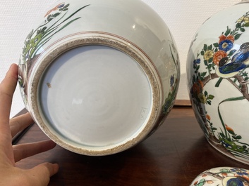 Een Chinees famille rose 'Fort Folly' bord en een paar Samson dekselpotten in famille verte-stijl, Qianlong en 19e eeuw