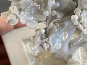 Een paar Chinese Dehua blanc de Chine boompjes met vogels, Kangxi