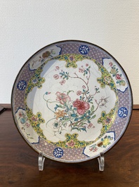 Een Chinees bord met fijn floraal decor in Canton email, Yongzheng