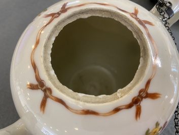Cinq th&eacute;i&egrave;res en porcelaine de Chine famille rose, Yongzheng/Qianlong