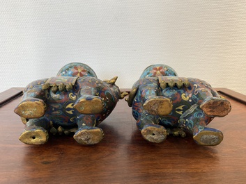 Een paar Chinese cloisonn&eacute; kandelaars in de vorm van pixiu, Qing