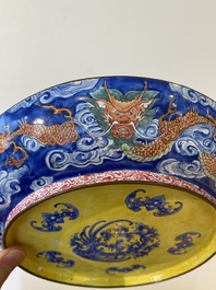 Een Chinees bord met fijn floraal decor in Canton email, Yongzheng