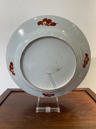 Een grote Chinese famille rose schotel met dames en pauwen, Yongzheng