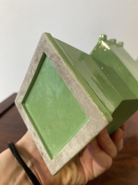 Een zeldzame Chinese ruitvormige monochrome groene vaas, Republiek