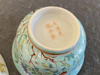 Een Chinees famille rose bord en bijhorende kom met turquoise fondkleur, Guangxu merk en periode