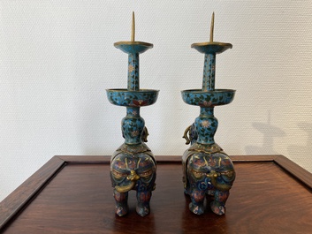 Een paar Chinese cloisonn&eacute; kandelaars in de vorm van pixiu, Qing