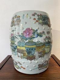 A Chinese qianjiang cai garden seat with antiquities in the style of Xu Pinheng 許品衡, 19th C.