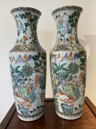 Een paar Chinese Canton famille verte vazen met een tuinsc&egrave;ne, 19e eeuw