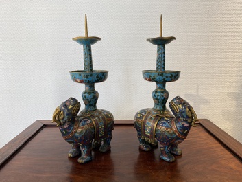 Een paar Chinese cloisonn&eacute; kandelaars in de vorm van pixiu, Qing