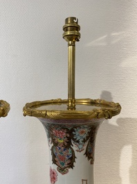 Paire de vases en porcelaine de Chine famille rose mont&eacute;s en lampes en bronze dor&eacute;, Yongzheng