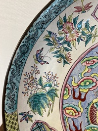 Een Chinese 'draken' schotel in Canton email, Kangxi merk, Qianlong