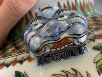 Een paar Chinese famille verte 'draken' vazen, Chenghua merk, 19e eeuw