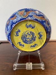Een Chinees bord met fijn floraal decor in Canton email, Yongzheng