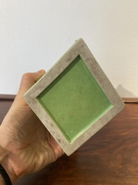 Een zeldzame Chinese ruitvormige monochrome groene vaas, Republiek