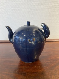 Een Chinese monochrome blauwe theepot met een rat als handvat, Transitie periode